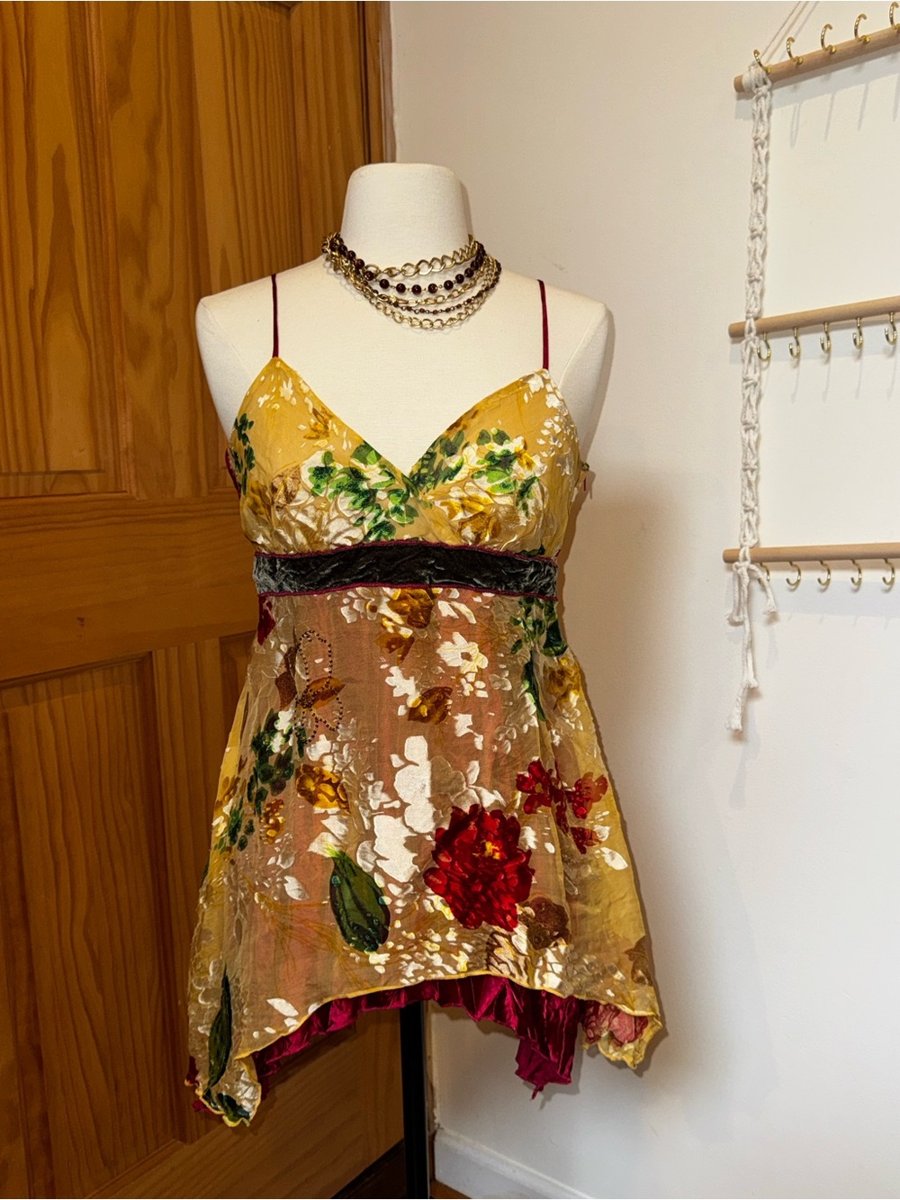 Eyeshadow Brand Floral Handkerchief Hem Cami Top Y2K Boho Medium